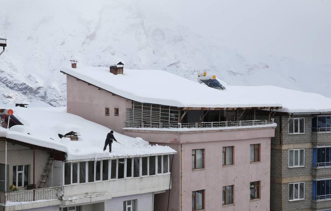 Hakkari ve Yüksekova’da kar 2 metreyi aştı. Tek katlı evler ve ahırlar kara gömüldü 5